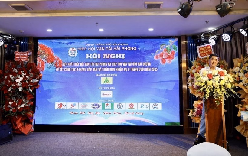 Chủ tịch Hiệp hội Vận tải Hải Phòng Lê Văn Tiến phát biểu.