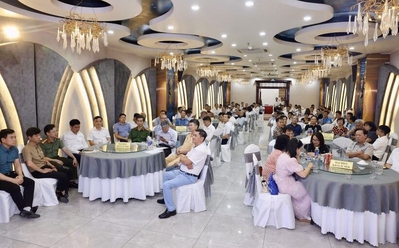 Lãnh đạo Công an TP Hải Phòng và Phòng CSGT - Công an TP Hải Phòng tặng hoa chúc mừng Thường trực Hiệp hội Vận tải Hải Phòng (mới).