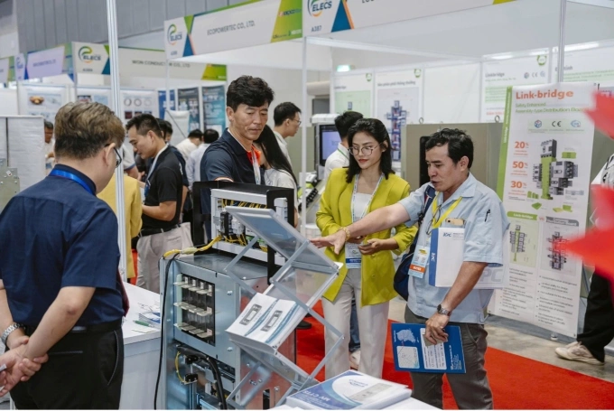 Khách tham quan tìm hiểu về công nghệ và giải pháp điện tại gian hàng thuộc KEPCO pavilion: Ảnh: CLC