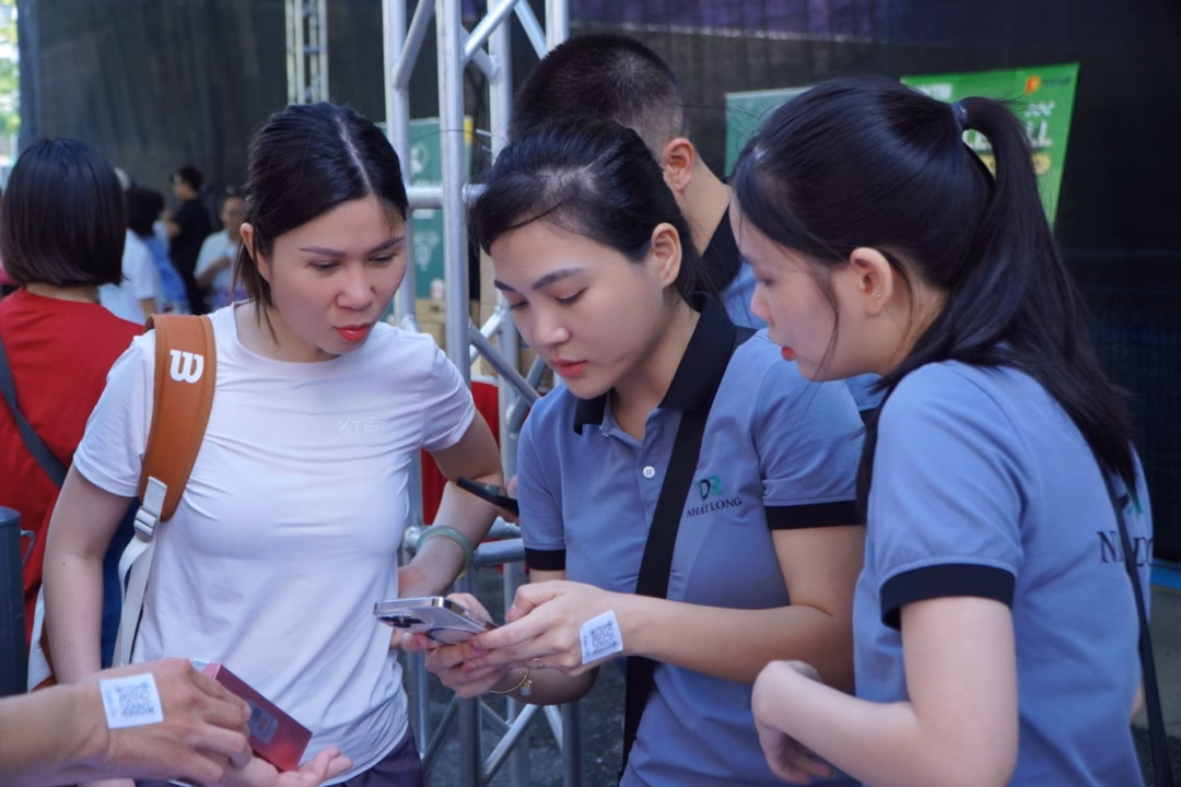 Chị Nguyễn Tuấn Linh (giữa) đang tư vấn sản phẩm cho khách hàng (Ảnh: BTC).