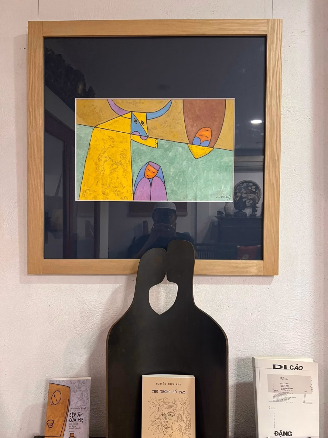 Tác phẩm của họa sĩ Lê Thiết Cương trưng bày tại Cococasa Hội An. Ảnh: N.T