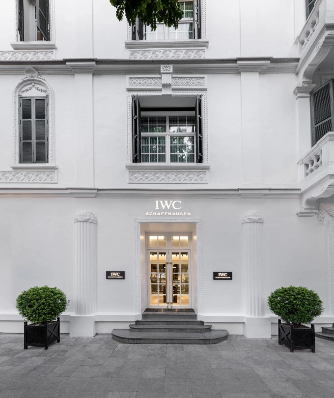 Bên ngoài cửa hàng IWC Schaffhausen trong khuôn viên khách sạn Sofitel Legend Metropole Hanoi. Ảnh: S&S Group
