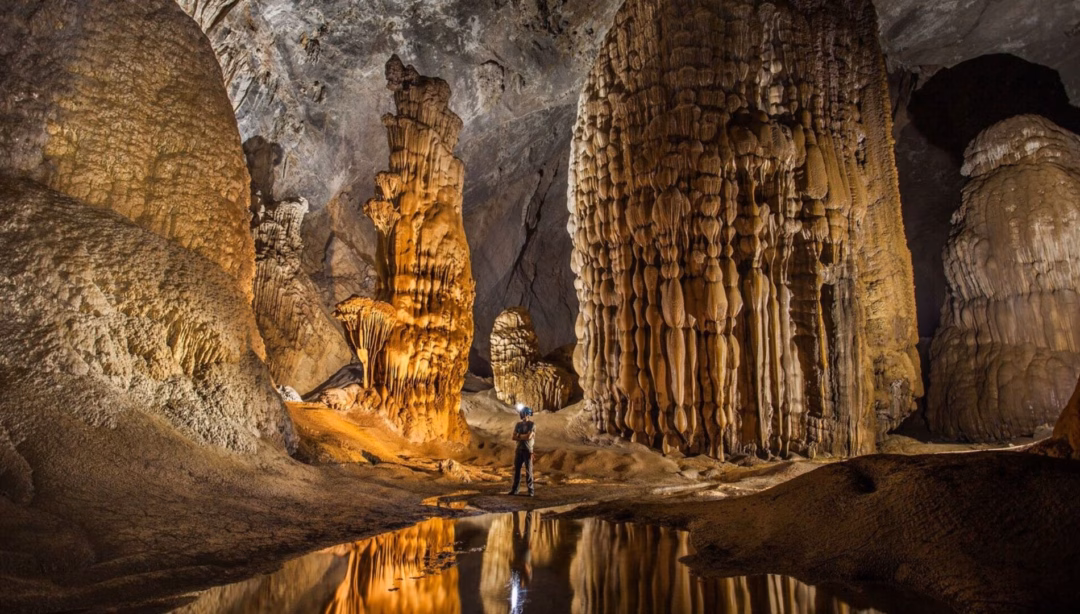 Khám phá Hang Sơn Đoòng – Kỳ quan thiên nhiên không tưởng Nơi đây còn nổi tiếng với các cấu trúc địa chất khổng lồ, tiêu biểu là bức tường canxit cao gần 90 m được mệnh danh là “Vạn Lý Trường Thành của Việt Nam”