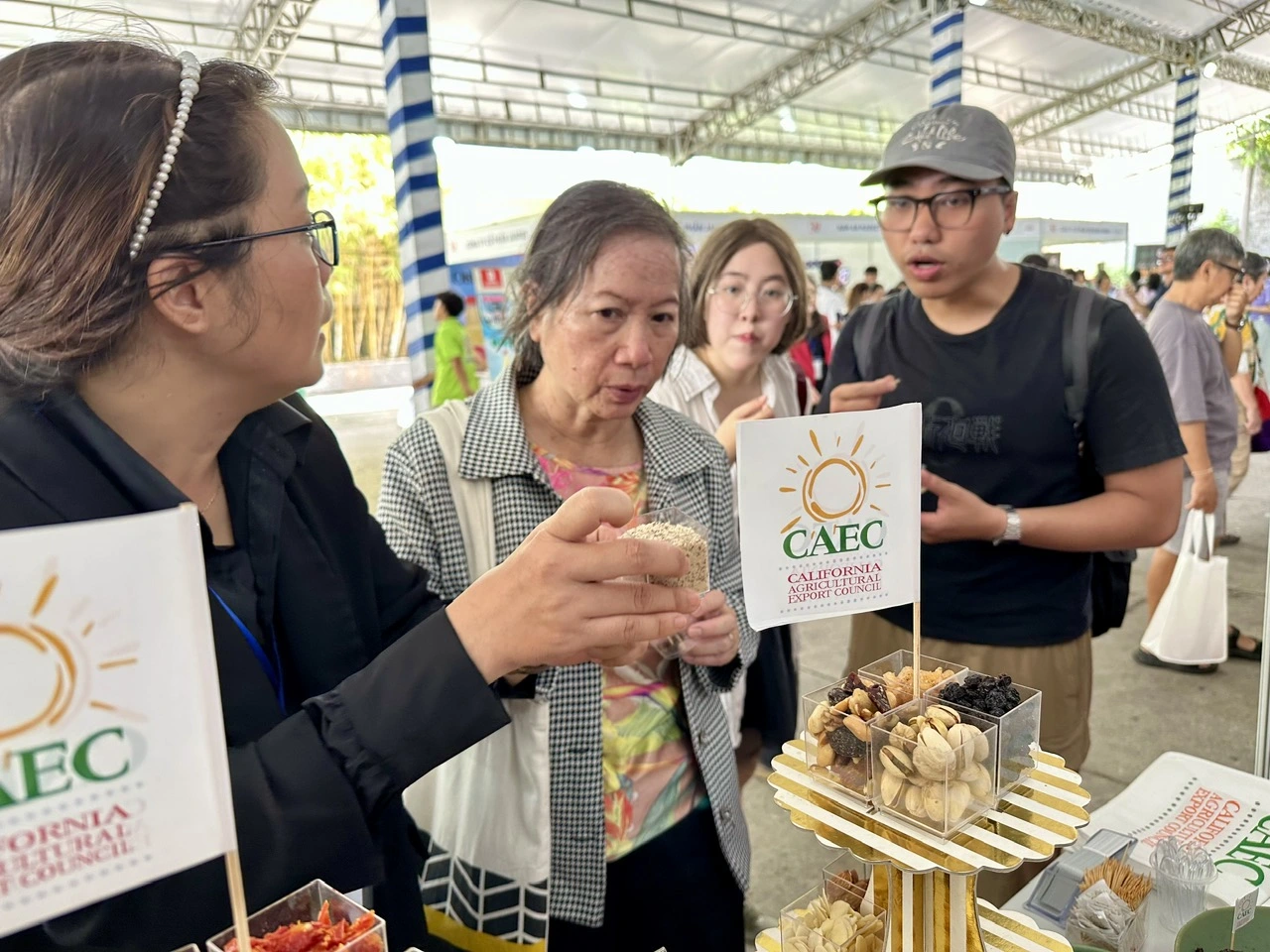 Khám phá nông nghiệp Mỹ tại Nhà văn hóa Thanh niên Các loại hạt và nguyên phụ liệu cho ngành bánh cũng được người tiêu dùng Việt Nam đặc biệt quan tâm