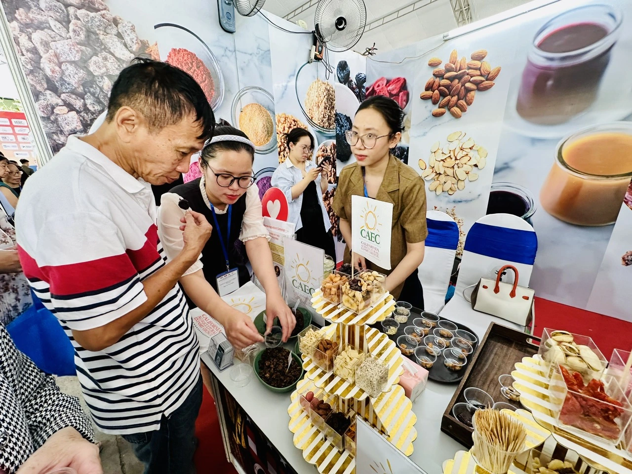 Khám phá nông nghiệp Mỹ tại Nhà văn hóa Thanh niên Hoạt động này có sự tham gia của 30 đơn vị, gồm 15 hiệp hội ngành hàng Mỹ và 15 doanh nghiệp Việt Nam. Sự kiện kéo dài đến hết ngày mai 20.7