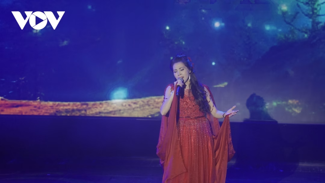 Nghệ sĩ ưu tú Nguyễn Thị Hải Yến trình bày ca khúc "Chiều Mátxcơva".