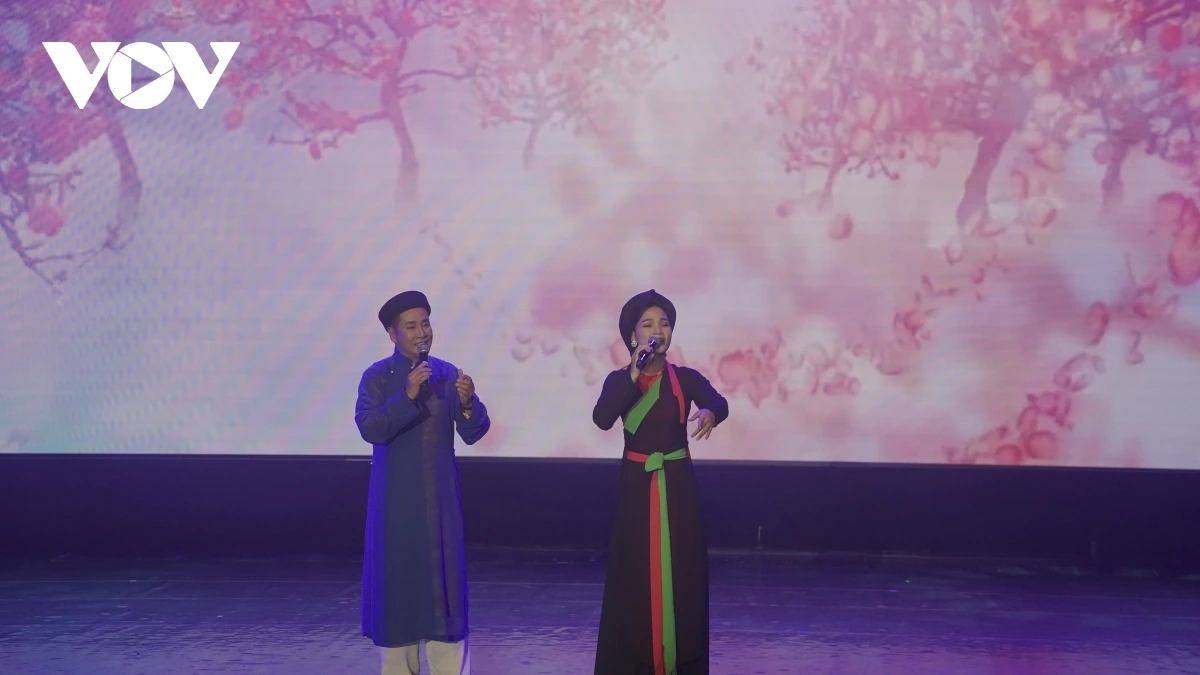 Nghệ sĩ ưu tú Hoàng Tùng và nghệ sĩ Bích Liên với ca khúc "Trẩy hội xuân".