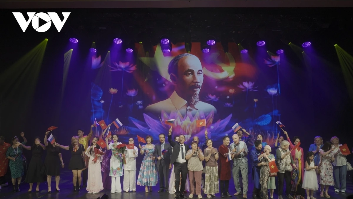 Đại diện Đại sứ quán, cộng đồng người Việt tại Nga và các bạn Nga chụp ảnh lưu niệm với các nghệ sĩ của sân khấu Lệ Ngọc.