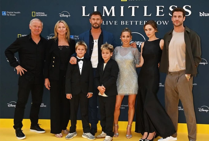 Liam Hemsworth chụp hình cùng bạn gái và đại gia đình. Ảnh: Instagram