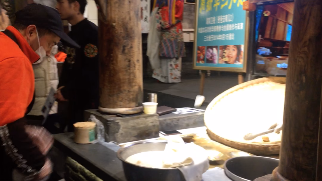 Người bán thao tác nhanh thoăn thoắt, kết hợp cả âm thanh và động tác để tạo hiệu ứng thu hút