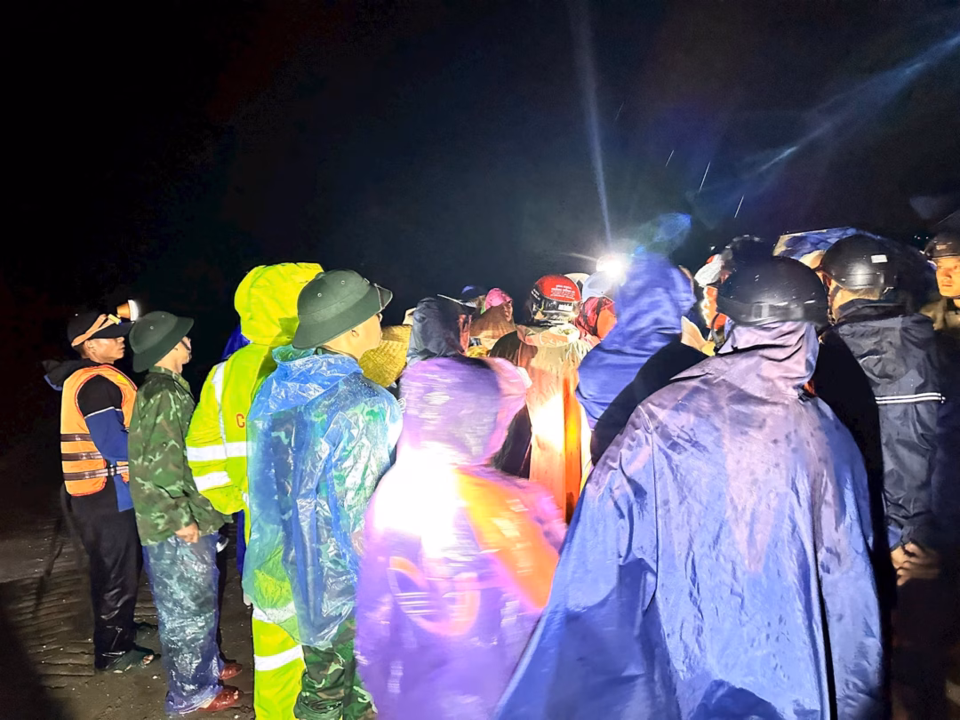 Cứu hộ thành công 34 người bị chìm tàu du lịch. Ảnh: BĐBP.