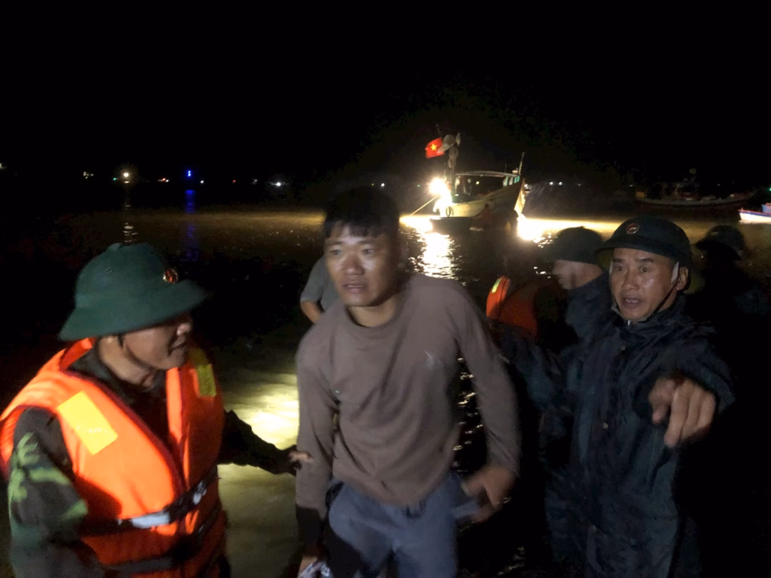 30 du khách được cứu lên bờ an toàn. Ảnh: BĐBP.