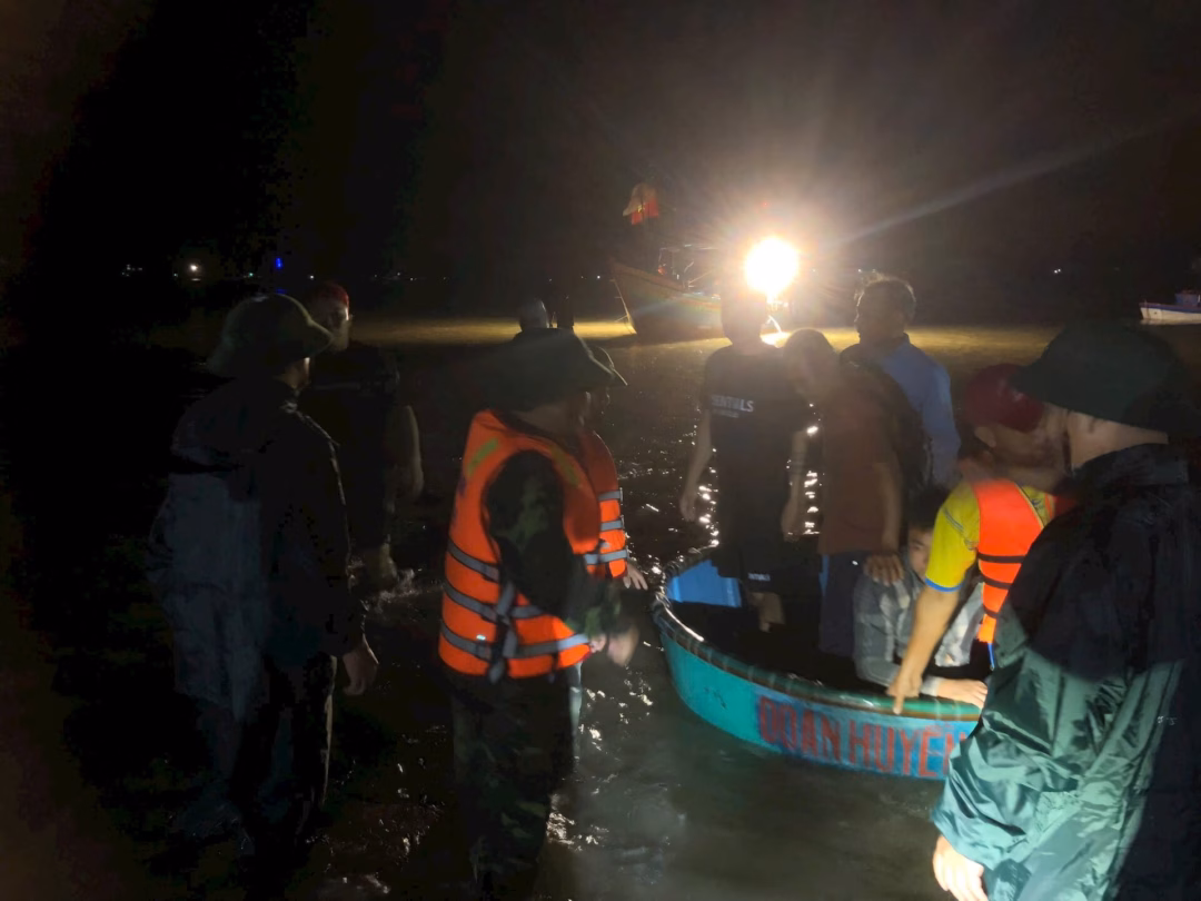 Sóng đánh chìm 6 chiếc thuyền của ngư dân xã Tiên Điền và Cổ Đạm. Ảnh: BĐBP.