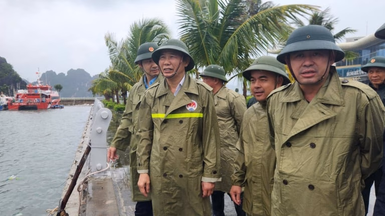 Tại đặc khu Vân Đồn, Quảng Ninh, Thứ trưởng Bộ NN&MT yêu cầu đảm bảo an toàn khu nuôi thủy sản trong bão số 3 