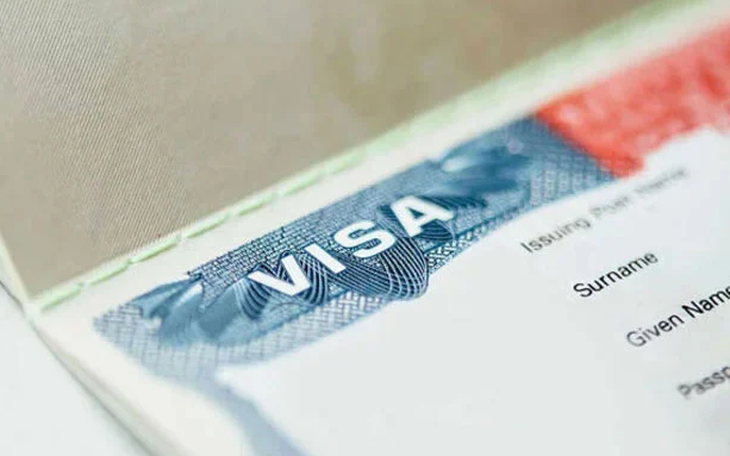 Mỹ tăng phí visa thêm 250 USD, ngành du lịch toàn cầu phản đối dữ dội - Ảnh 2.