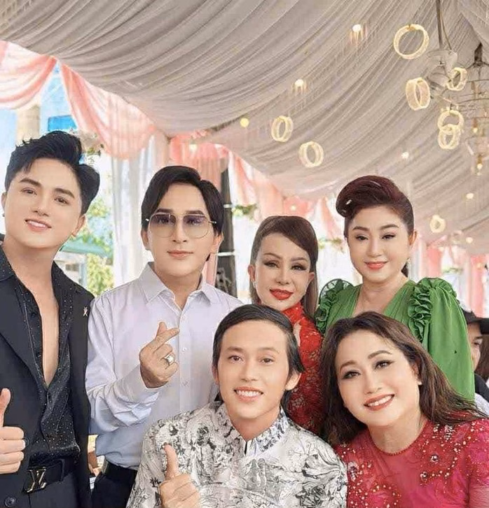 Từ trái sang: ca sĩ Khưu Huy Vũ, NSƯT Kim Tử Long, Kim Loan, Thoại Mỹ, Hoài Linh và Thanh Hằng