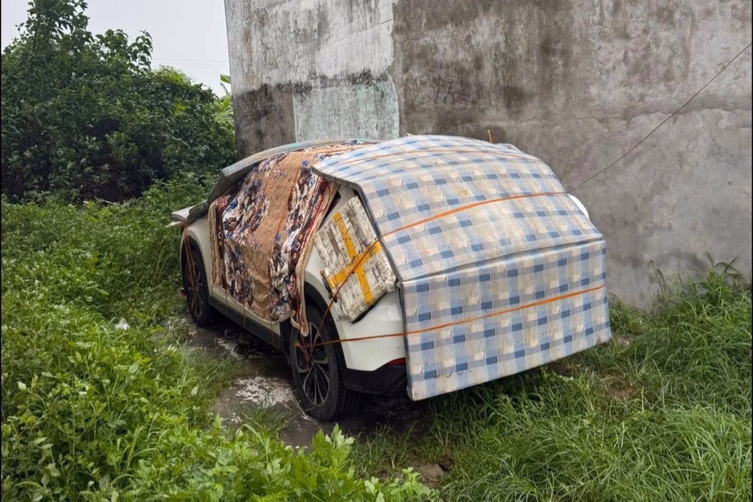 Anh Phú bọc chiếc ô tô của mình trong lớp đệm để tránh vật thể lạ bay va vào khi bão đến (Ảnh: Nhân vật cung cấp).