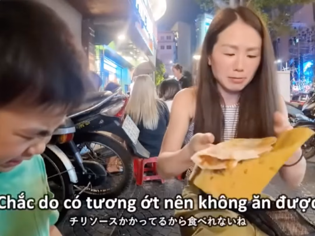 Khách Nhật ngỡ ngàng khi hỏi giá bánh tráng nướng ở phố đi bộ Nguyễn Huệ- Ảnh 1.