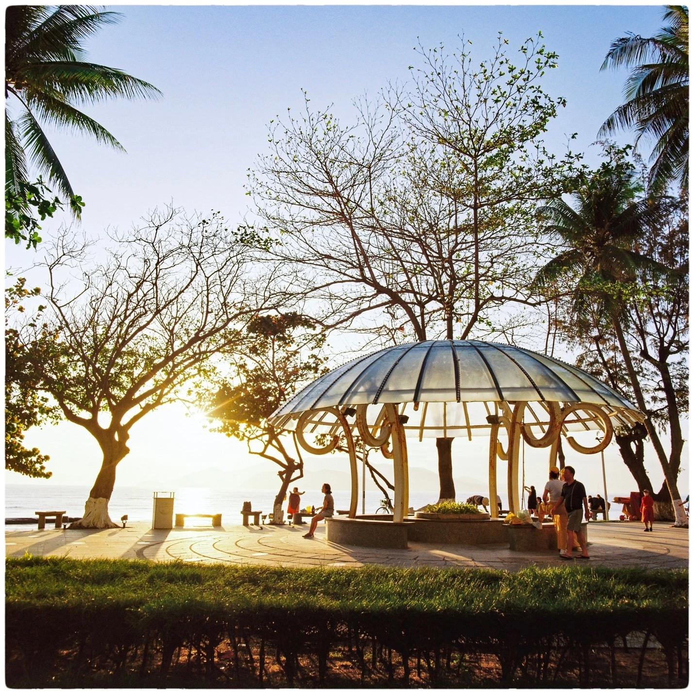 Bình minh bên vịnh Nha Trang - Ảnh: Khoa Trần