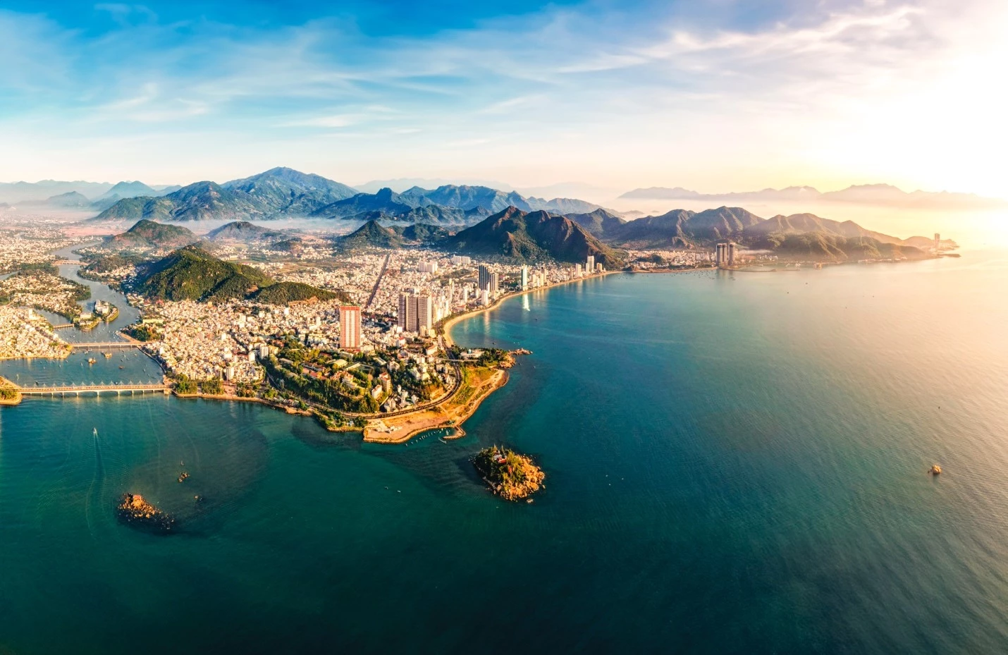 Nha Trang được thiên nhiên ưu ái ban tặng khí hậu ôn hòa, nắng ấm quanh năm