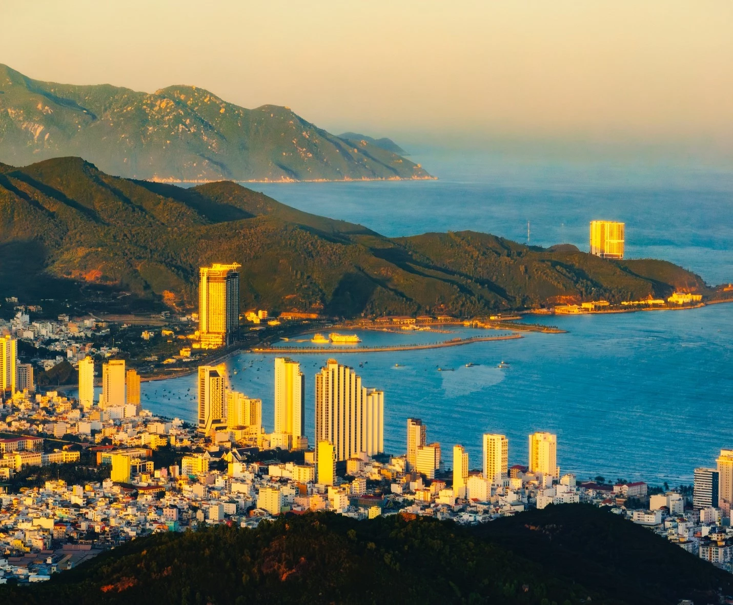 Sau khi sáp nhập Ninh Thuận và Khánh Hòa, Nha Trang được định hướng trở thành trung tâm hành chính mới của duyên hải Nam Trung Bộ.