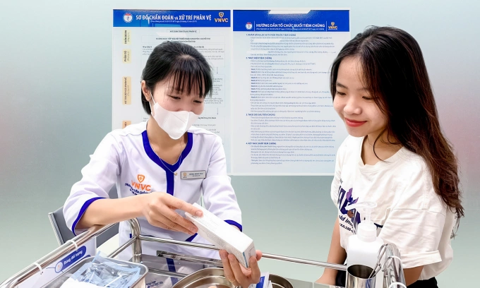 Người trẻ tiêm vaccine sốt xuất huyết tại Trung tâm tiêm chủng VNVC. Ảnh: Mộc Thảo