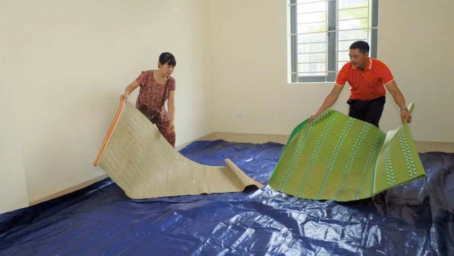 Lực lượng chức năng chuẩn bị nơi ăn ở cho người dân trong thời gian cơn bão số 3 đổ bộ. Ảnh: Thanh Bình