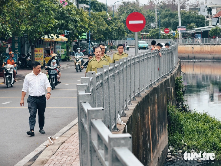 Sáng 21-7, lực lượng chức năng có mặt tại khu vực kênh Nước Đen để tìm kiếm con cá sấu nhỏ - Ảnh: NGỌC KHẢI