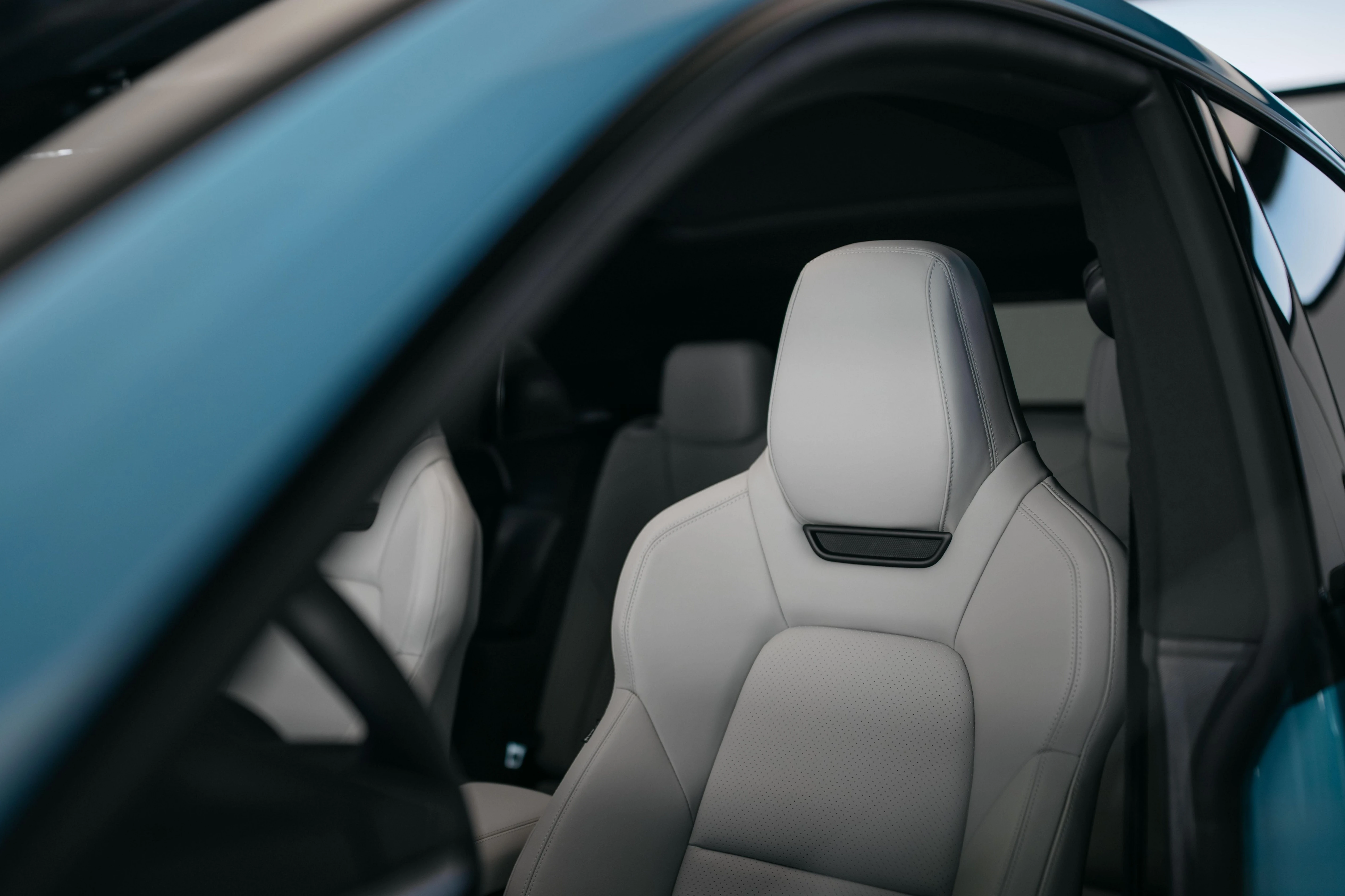 Porsche sản xuất chiếc Macan thứ một triệu Nội thất của chiếc Macan thứ một triệu được trang bị ghế Adaptive Sports bọc da 2 tông màu đen và ghi Chalk, vô lăng GT Sports, cửa sổ trời Panorama, HUD...