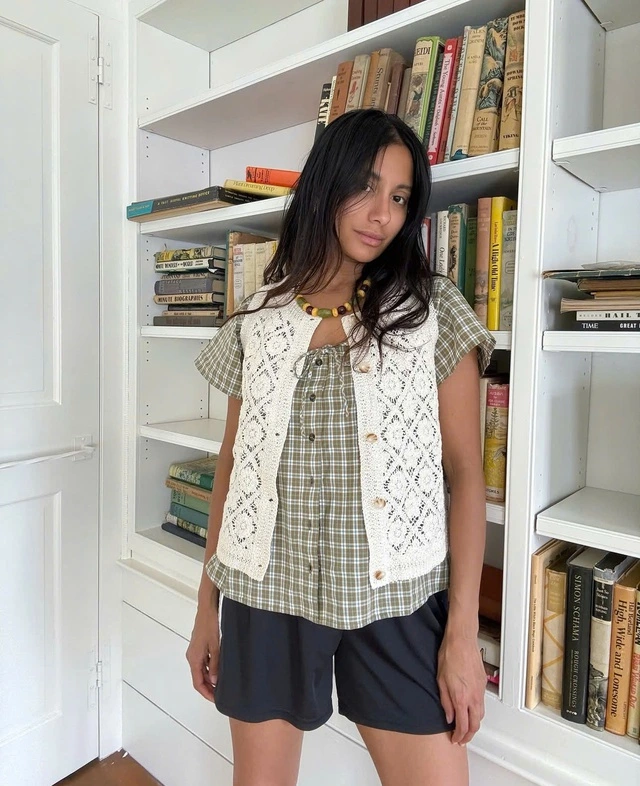 Một gợi ý khác là phối quần boxer trơn với áo blouse kẻ ca rô, áo khoác len đan móc mang phong cách "bà ngoại" và chuỗi hạt nhiều màu sắc - một kiểu phối đậm chất boho đang quay trở lại mạnh mẽ được cô nàng Amrit Tietz lựa chọn