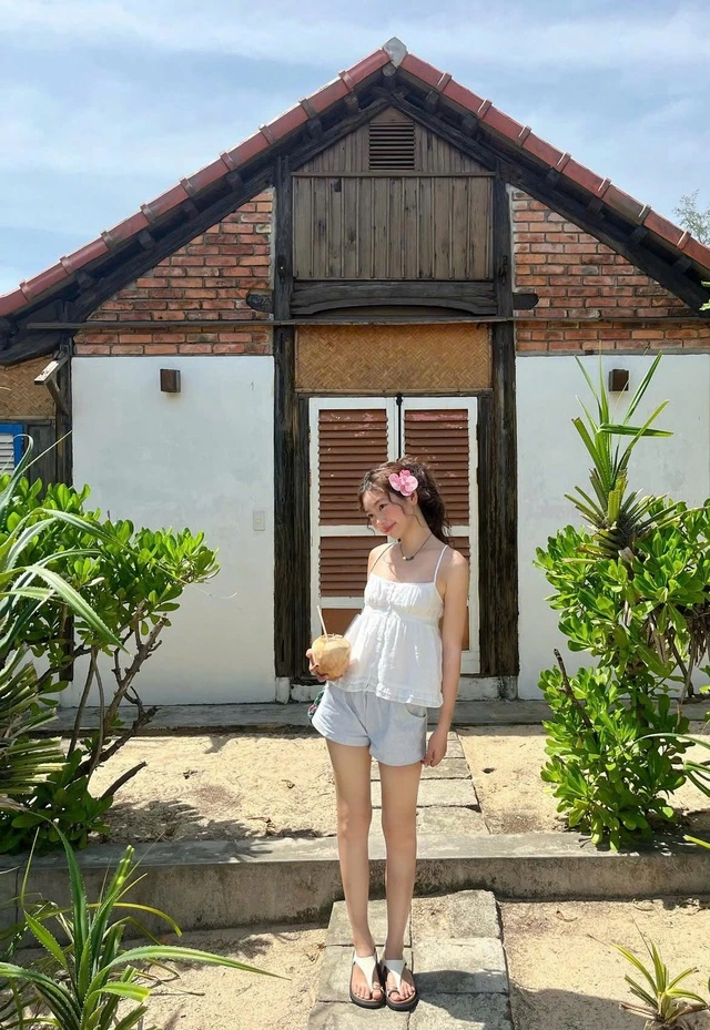 Cách phối đồ với boxer shorts của các influencer Việt cũng rất thực tế và dễ ứng dụng. Cô nàng Hồng Nhung phối hợp tinh tế cùng áo hai dây babydoll trắng xếp tầng, tạo nên tổng thể vừa phóng khoáng vừa ngọt ngào