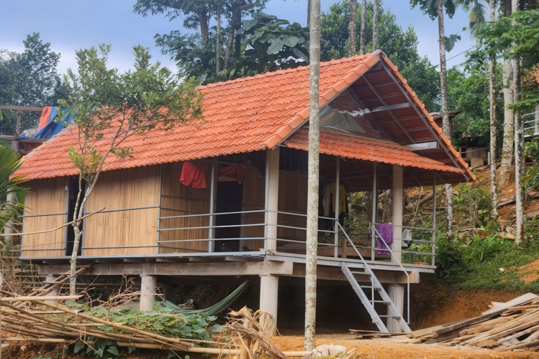 Căn nhà nhỏ nhưng chứa đựng ước mơ lớn của người dân nghèo miền núi. Ảnh: N.X