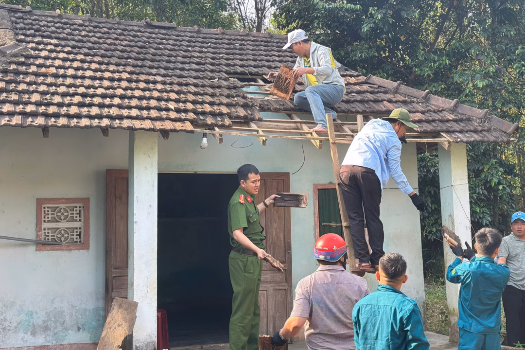 Lực lượng vũ trang ở Quảng Ngãi góp ngày công hỗ trợ người dân xóa nhà tạm. Ảnh: N.X