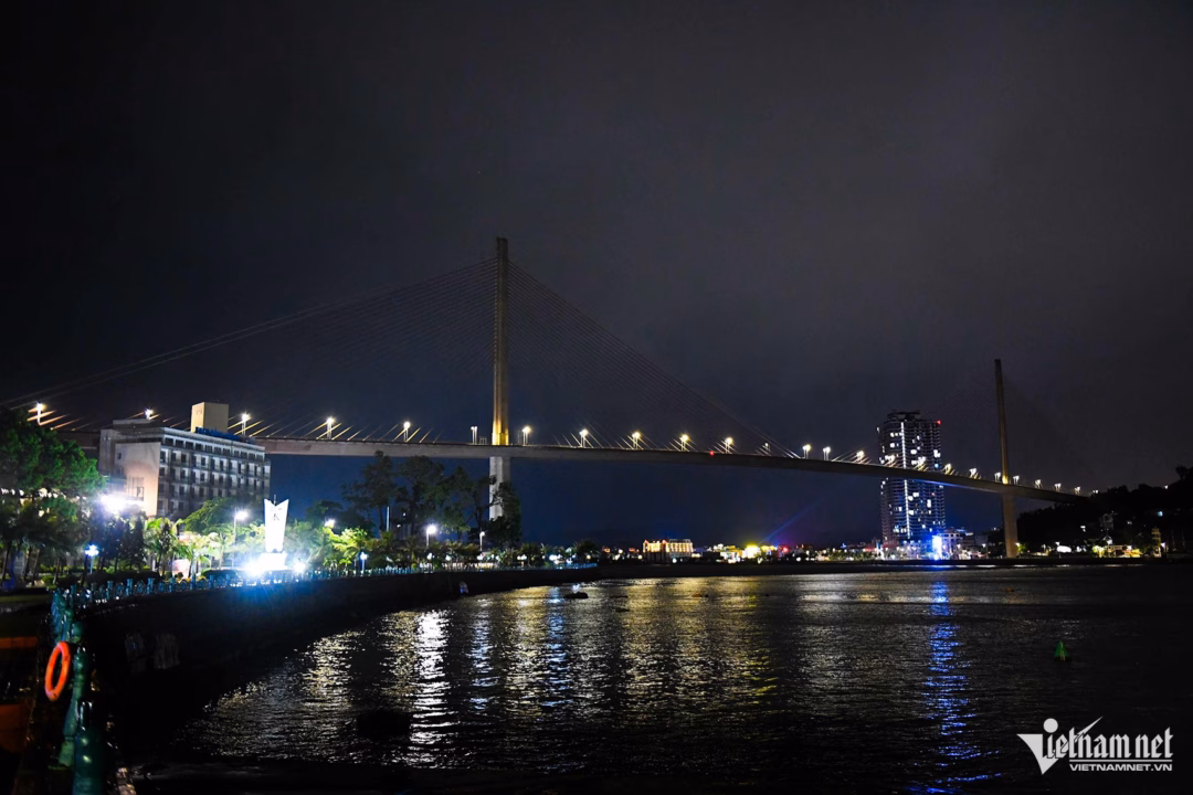 Cầu Bãi Cháy về đêm vẫn có nhiều phương tiện di chuyển qua. Ảnh: Thạch Thảo