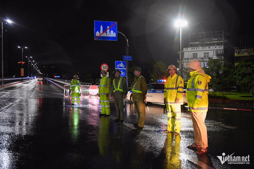 Mỗi lượt xe tải thùng chở được khoảng 4 xe máy cùng người điều khiển đi qua cầu Bãi Cháy. Ảnh: Thạch Thảo