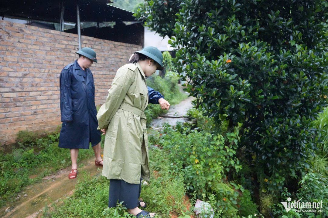 Quảng Ninh khẩn trương ứng phó bão số 3 Lãnh đạo xã Bình Liêu đội mưa trực tiếp đi đến các nhà dân có nguy cơ ảnh hưởng nhiều của cơn bão số 3. Ảnh: Mỹ Dung