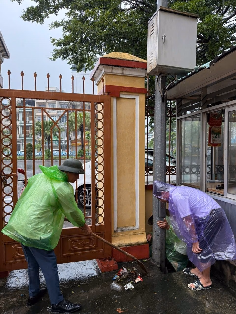 Cán bộ, người lao động TAND khu vực 1 - Quảng Ninh dọn dẹp, gia cố trụ sở cơ quan, chủ động phòng chống bão số 3.