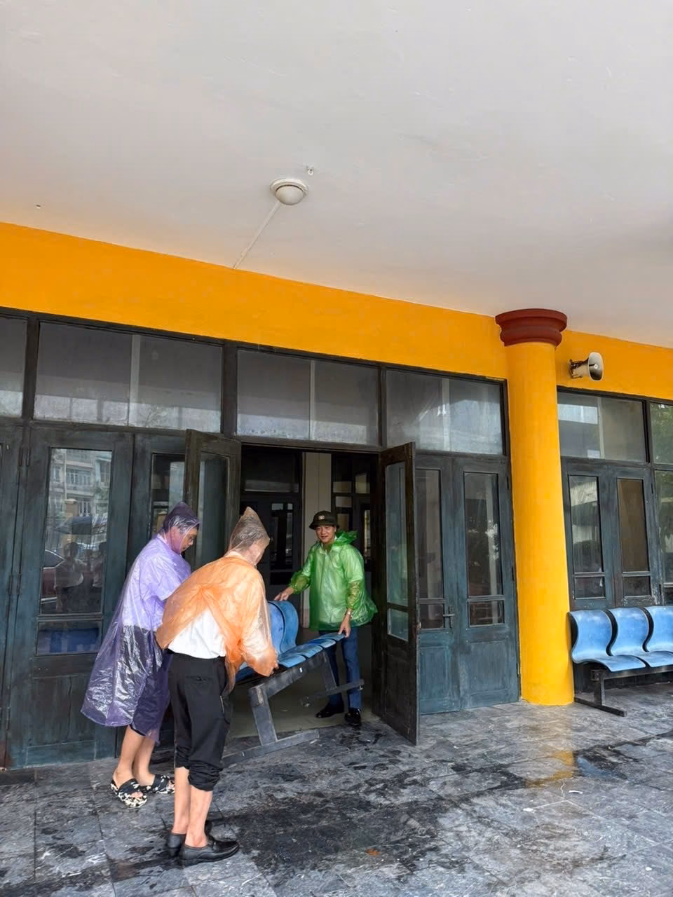 Cán bộ, người lao động TAND khu vực 1 - Quảng Ninh dọn dẹp, gia cố trụ sở cơ quan, chủ động phòng chống bão số 3.