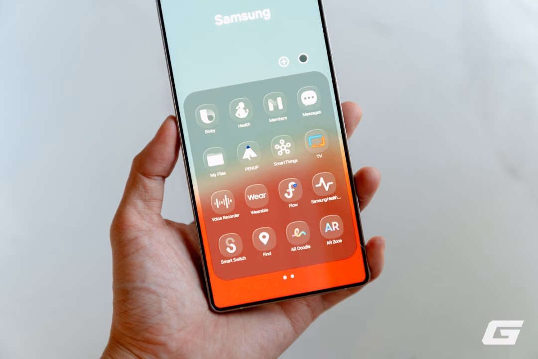 Hiệu ứng này áp dụng được với nhiều ứng dụng hơn là các icon pack thông thường. Đẹp nhất vẫn là bộ ứng dụng gốc của Samsung và 1 số cái tên phổ biến, còn các ứng dụng bên thứ 3 thường vẫn còn màu, chưa giống hoàn toàn so với của iOS 26.