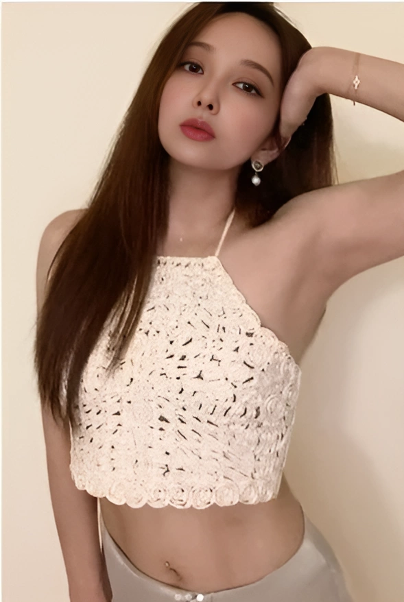 Ca sĩ Nhật Aisa Senda gần đây cho biết quyết định lên bàn mổ, cắt bỏ khối u tử cung 12 cm. Ảnh: Yahoo