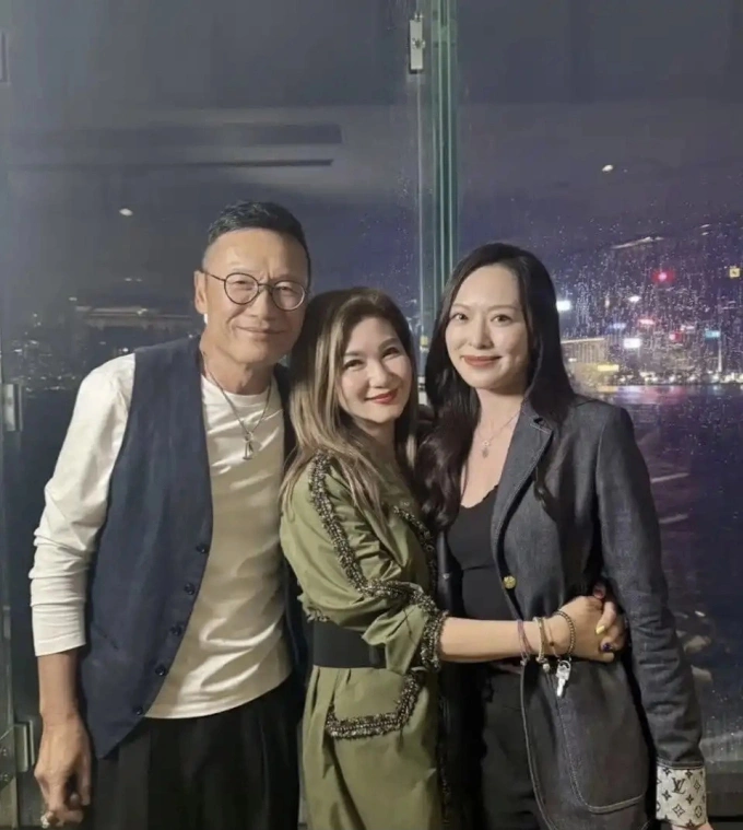 Hoa hậu Hong Kong Phùng Oánh Oánh (ngoài cùng bên phải) gây chú ý vì tăng cân đáng kể, khiến vóc dáng tròn trịa. Ảnh: QQ