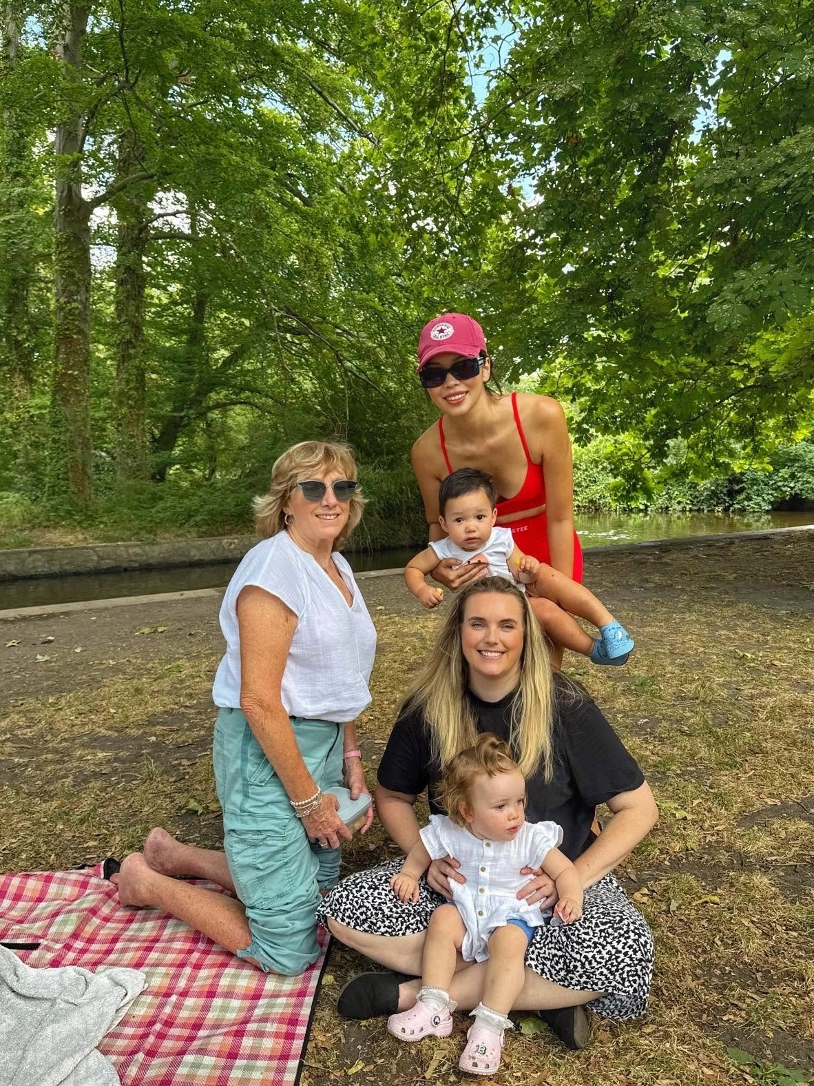 Mẹ chồng Hà Anh tổ chức chuyến cắm trại kết hợp hiking cho con cháu. Đây là lần đầu tiên bé Luca được dã ngoại, khám phá thiên nhiên.