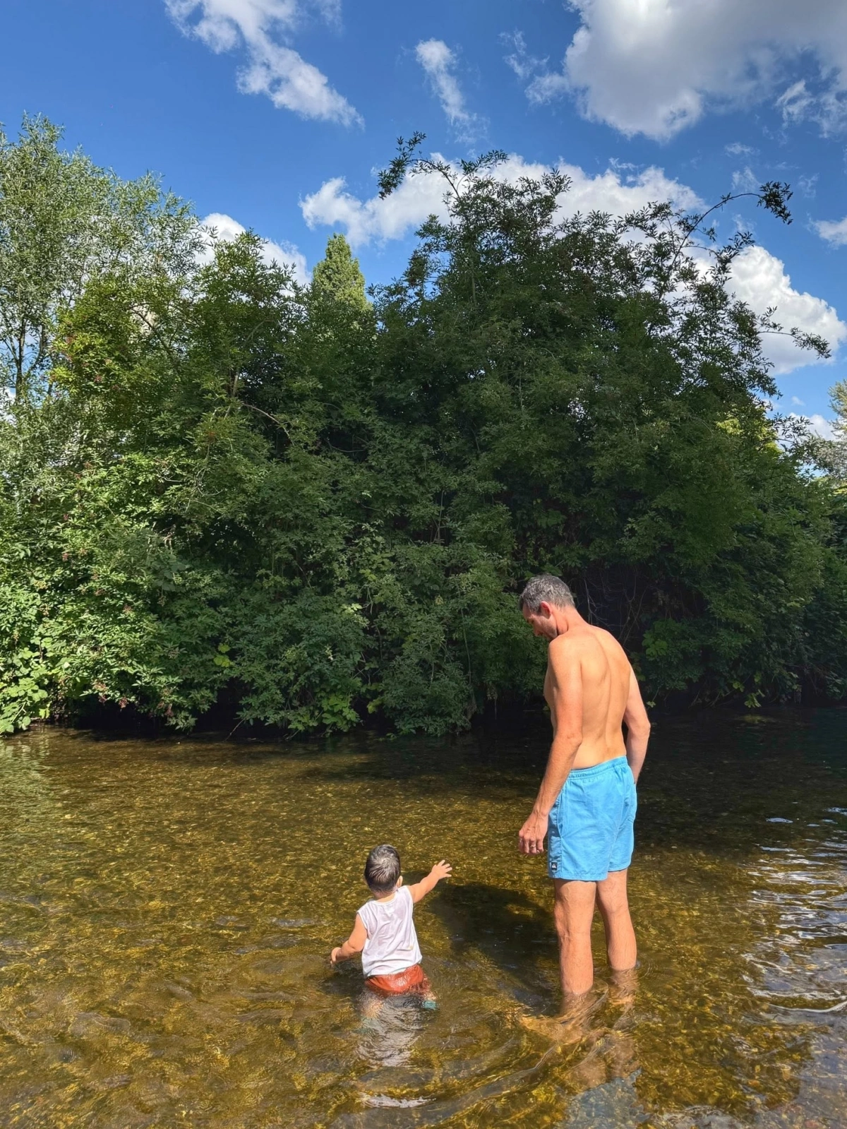 Chồng Hà Anh cho con trai tắm suối.