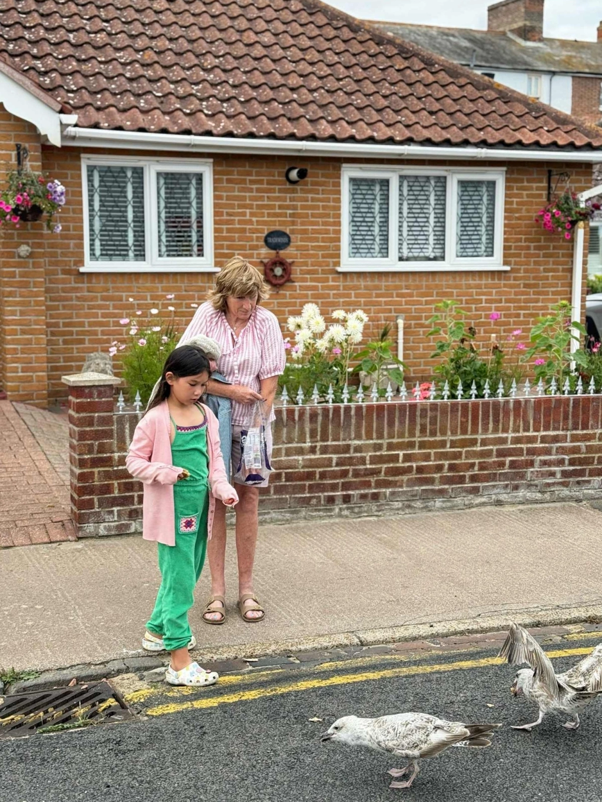 Myla cùng bà nội cho những con hải âu ăn.