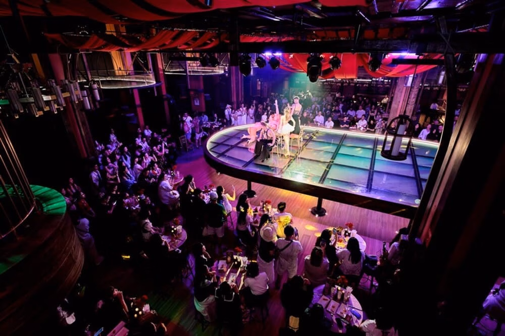 Sân khấu được thiết kế độc đáo, thu hút mọi ánh nhìn của du khách. Ảnh: Nhân vật cung cấp