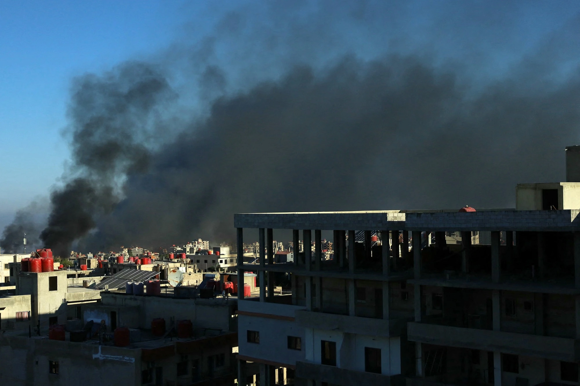 Khói đen bốc lên ở TP.Sweida (Syria) khi giao tranh giữa nhóm người Bedouin và người Druze tiếp diễn vào ngày 19.7