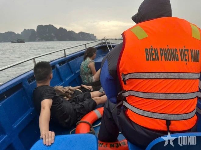 Sau khi đưa vào bờ, các nạn nhân nhanh chóng được đưa vào bệnh viện để chăm sóc y tế.