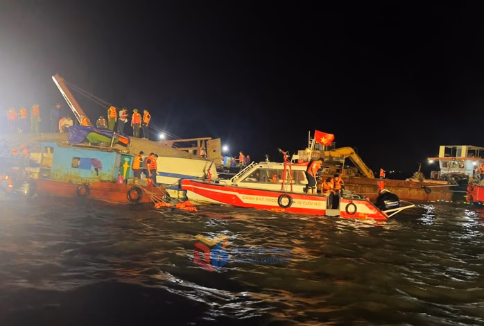 Tàu du lịch lật trên vịnh Hạ Long: Cận cảnh hiện trường và nỗ lực cứu hộ gấp gáp Tìm kiếm các nạn nhân vụ đắm tàu trong đêm