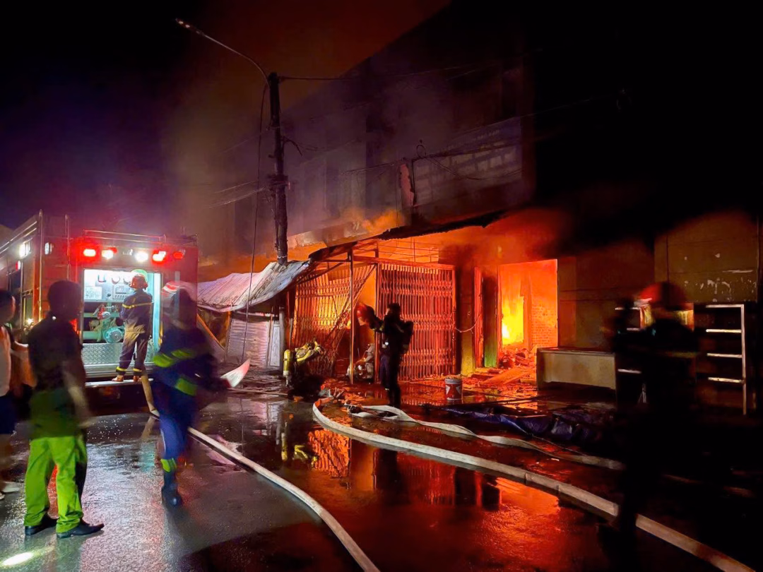 Lực lượng chức năng tiếp cận đám cháy.