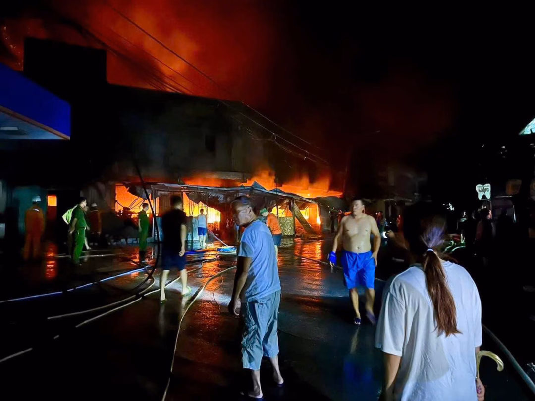 Lực lượng chức năng đến hỗ trợ dập lửa trong đêm.